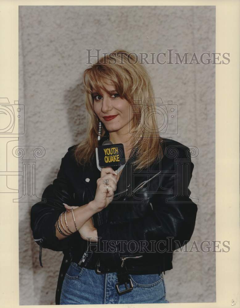 1990 Press Photo Jennifer Spears pose with a microphone - syp00497- Historic Images