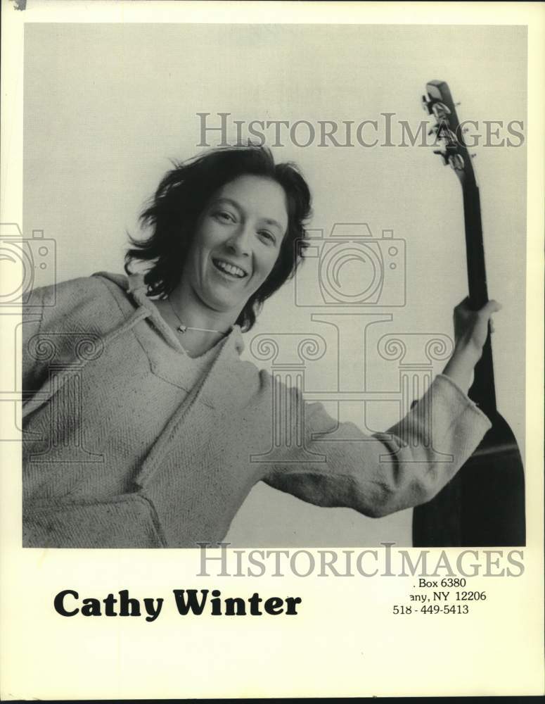 Press Photo Musician Cathy Winter with guitar - syp00592