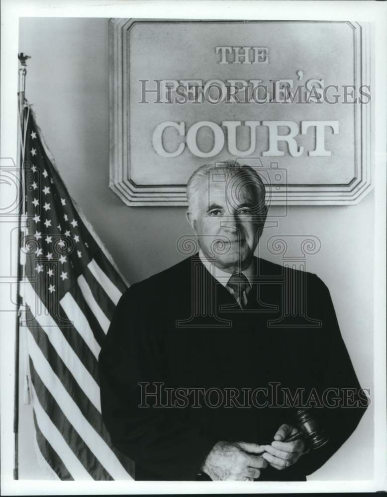 Press Photo judge Joseph A. Wapner poses with &quot;The People&#39;s Court&quot; sign- Historic Images