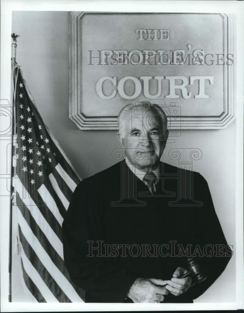 Press Photo judge Joseph A. Wapner poses with "The People's Court" sign- Historic Images