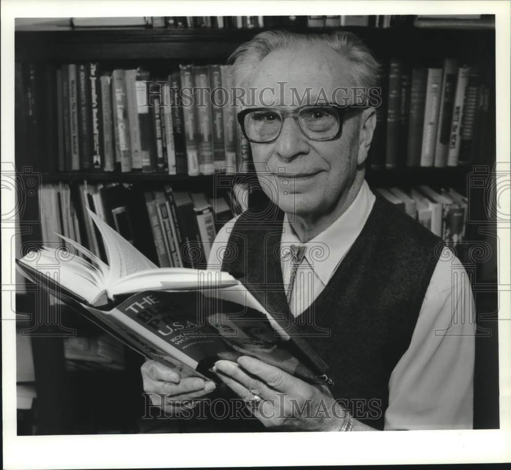 1990 Press Photo Roland Woolseley with the second edition of the Black Press- Historic Images