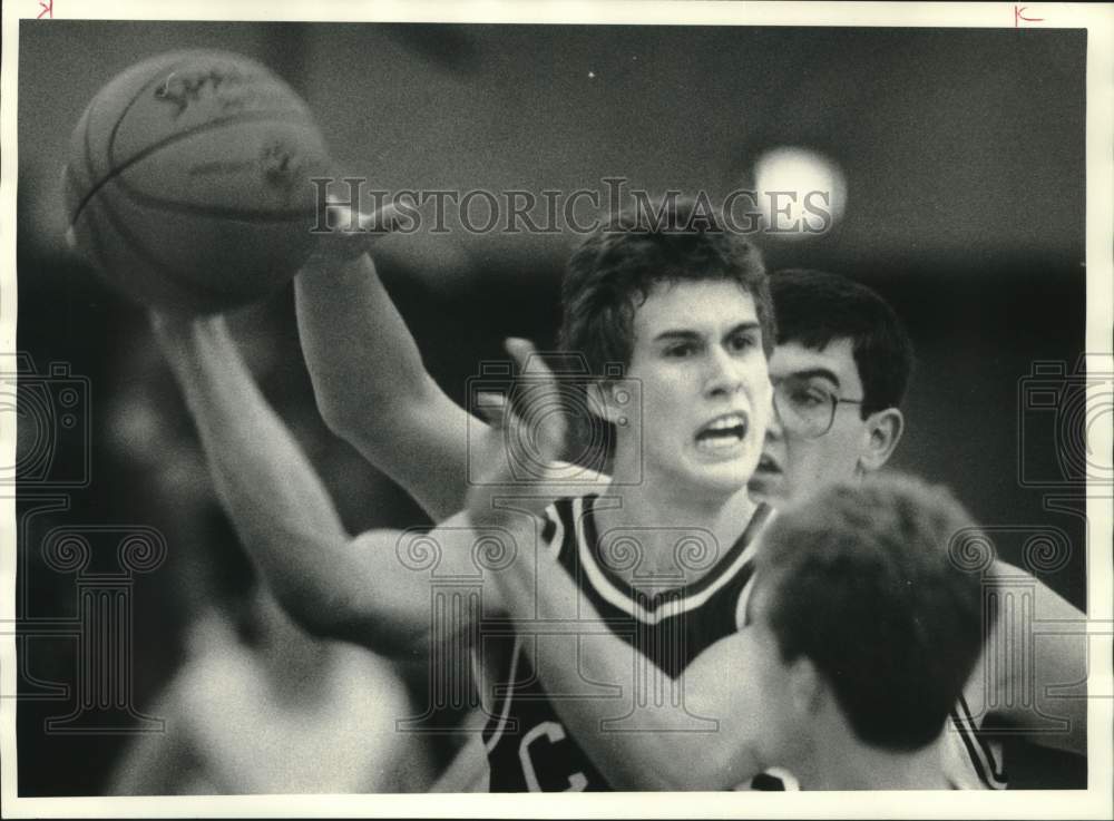 1987 Press Photo Mitch Roy passes the ball during a basketball game - syp01604- Historic Images