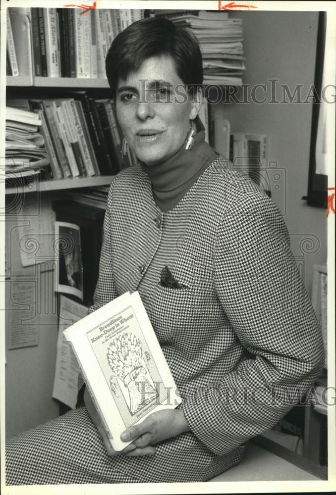 1990 Press Photo Janet Poppendieck, author of "Breadlines: Knee Deep in Wheat"- Historic Images