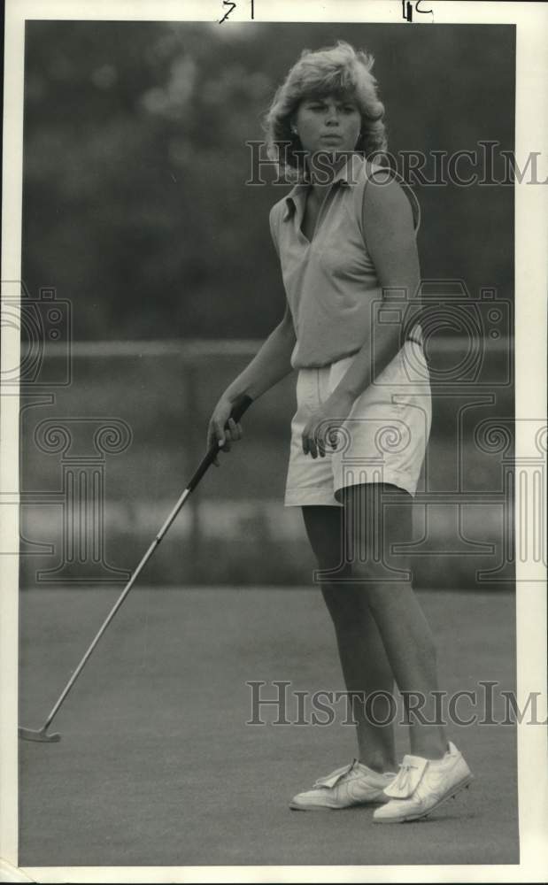 1986 Press Photo Golfer Kellie Stenzel Watches Putt Miss at Golf Tournament- Historic Images