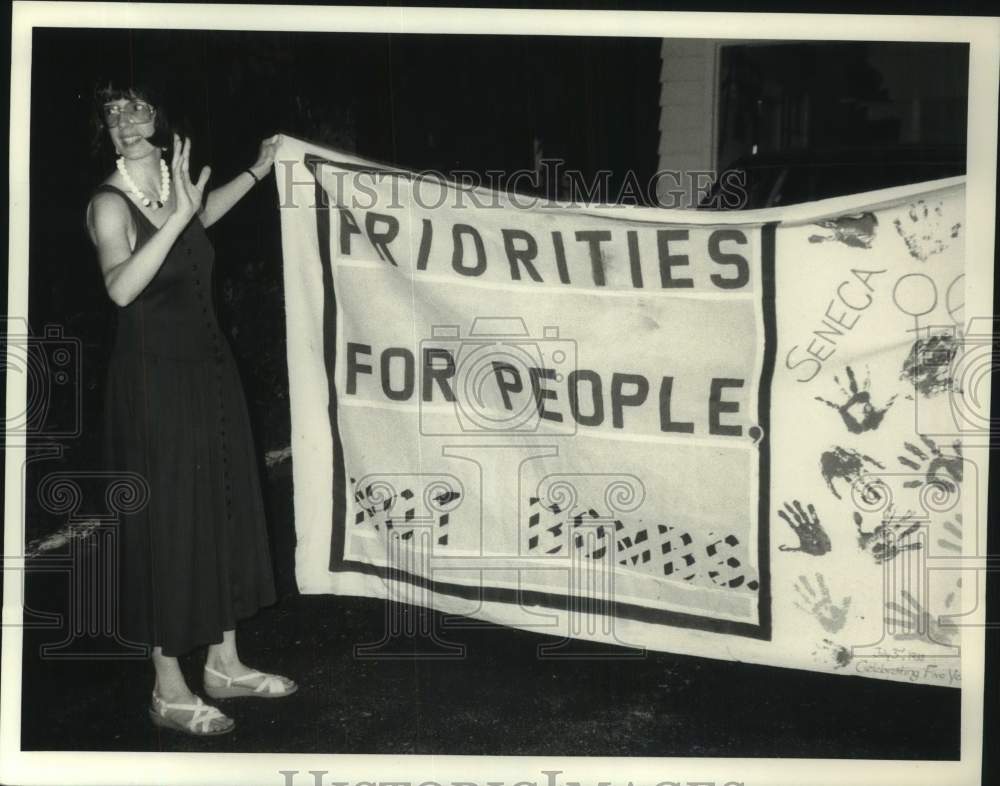 1983 Press Photo Jesse Jackson supporter carries banner at Bon Voyage Party- Historic Images