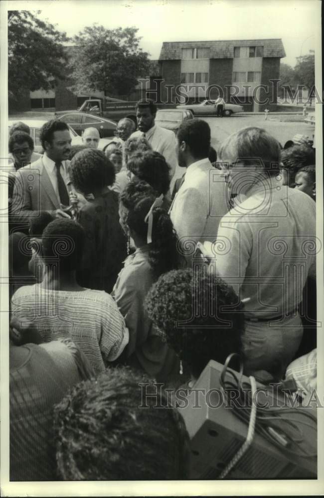 1985 Press Photo Jesse Jackson Meets People at Mulberry Square, Syracuse- Historic Images