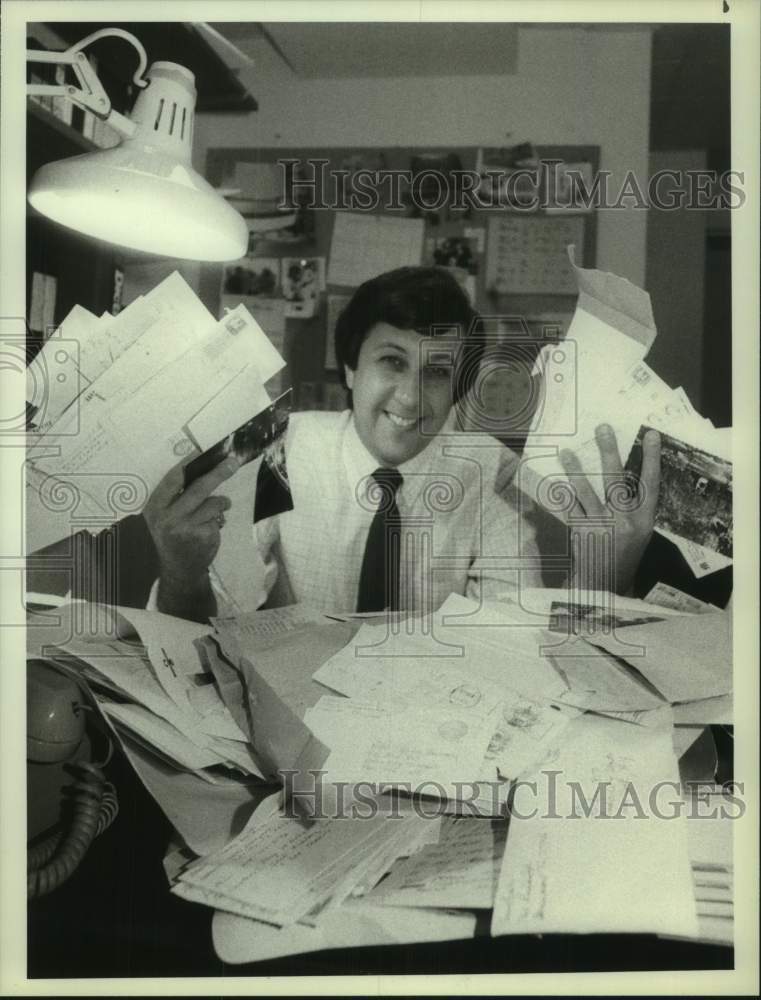 1985 Press Photo Sportscaster Len Berman with letters from fans in "SportsWorld"- Historic Images