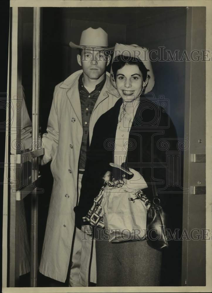 1960 Press Photo Halfback football player Bobby Hart and Mrs. Hart - syp11383- Historic Images