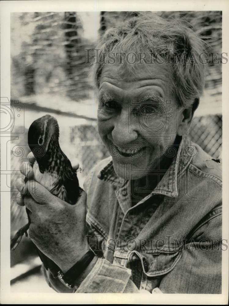 1980 Press Photo Burgess Meredith with a bird - syp12396- Historic Images