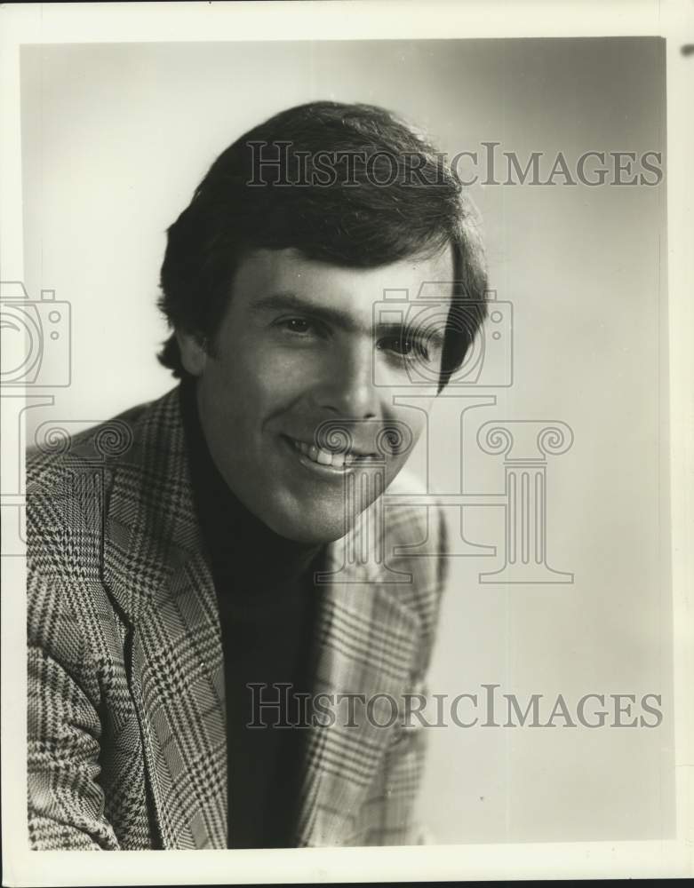 1982 Press Photo Sports reporter Jim Kelly on "CBS Morning News" - syp13117- Historic Images