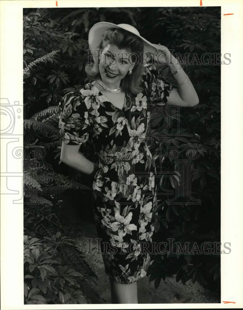 1992 Press Photo Woman models spring and summer fashion for Post-Standard- Historic Images