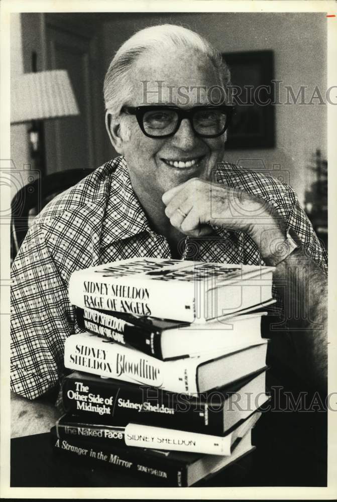 1982 Press Photo Author Sidney Sheldon with a display of his novels. - syp16018