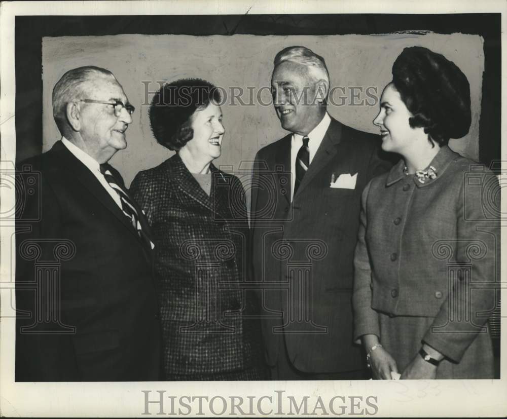 1966 Press Photo Shareholders of the Merchants National Bank &amp; Trust Co. meet.