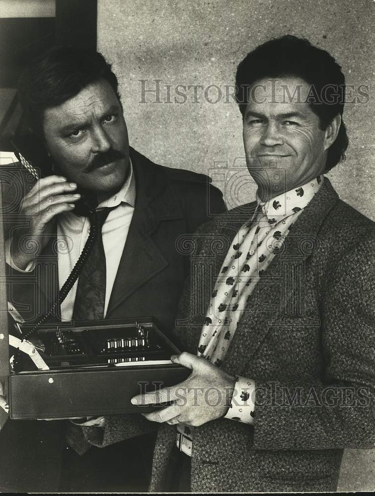 1987 Press Photo Stacy Keach, Mickey Dolenz in "The New Mike Hammer" on CBS- Historic Images