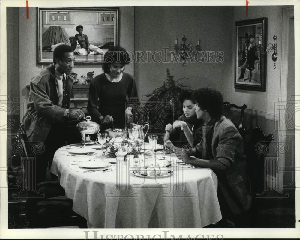 1984 Press Photo Bill Cosby and Cast Actors on Television's "The Cosby Show"- Historic Images