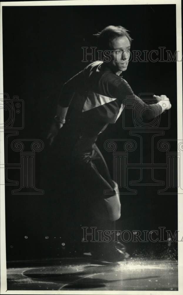 1987 Press Photo Scott Hamilton Skates at War Memorial in Syracuse, New York- Historic Images