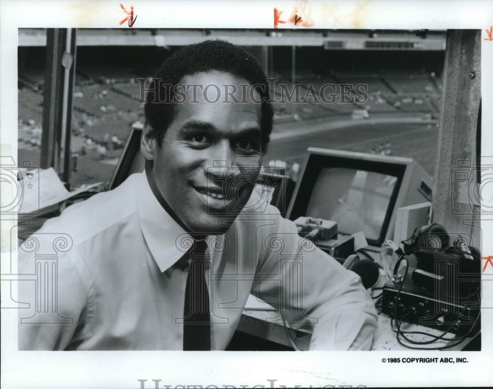 1985 Press Photo Host O.J. Simpson in ABC's NFL "Monday Night Football" on ABC- Historic Images