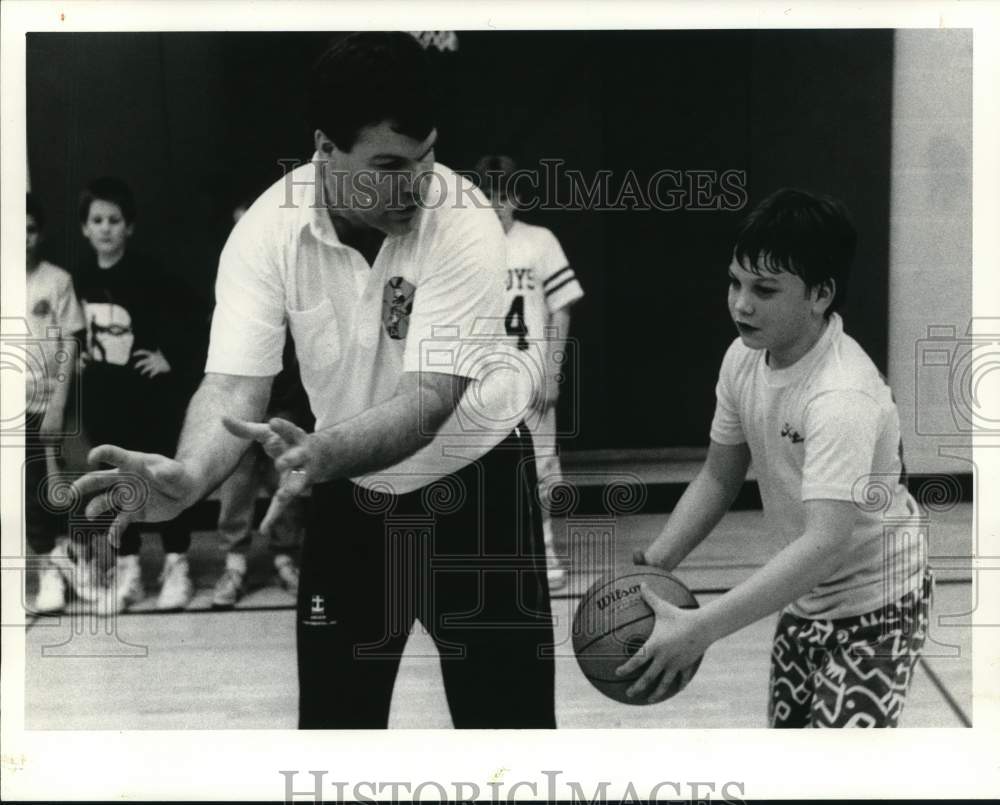 1988 Press Photo Coach Don Chemotti and Billy Garland at Minoa Elementary School- Historic Images