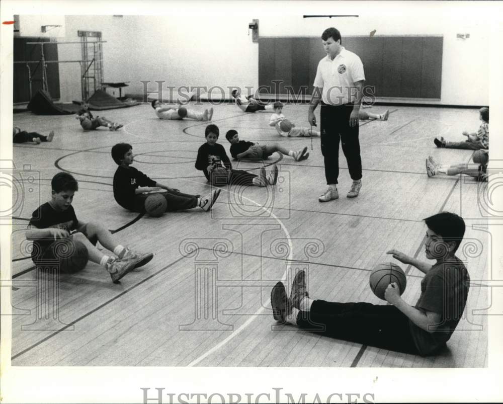 1988 Press Photo Basketball Drills, Coach Don Chemotti, Minoa Elementary School- Historic Images