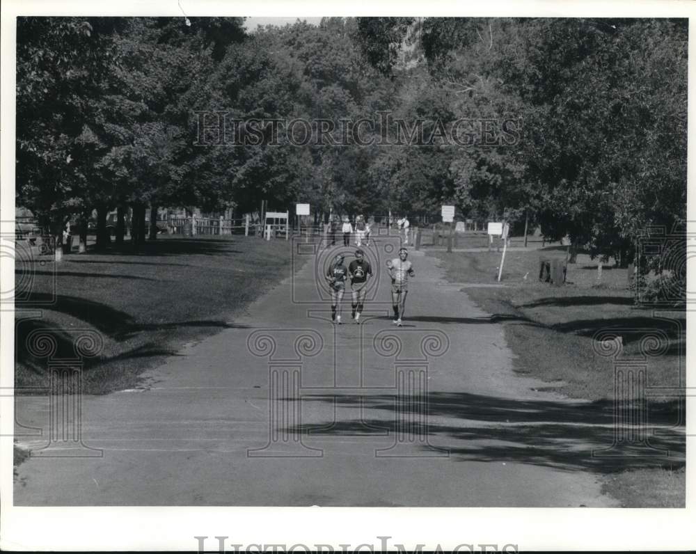 1986 Press Photo New York-Runners on Onondaga Lake Recreation Trail - syp32063- Historic Images