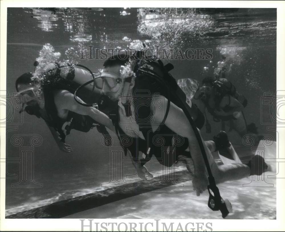 1990 Press Photo Student Divers at West Genesee High School Pool Diving Class- Historic Images