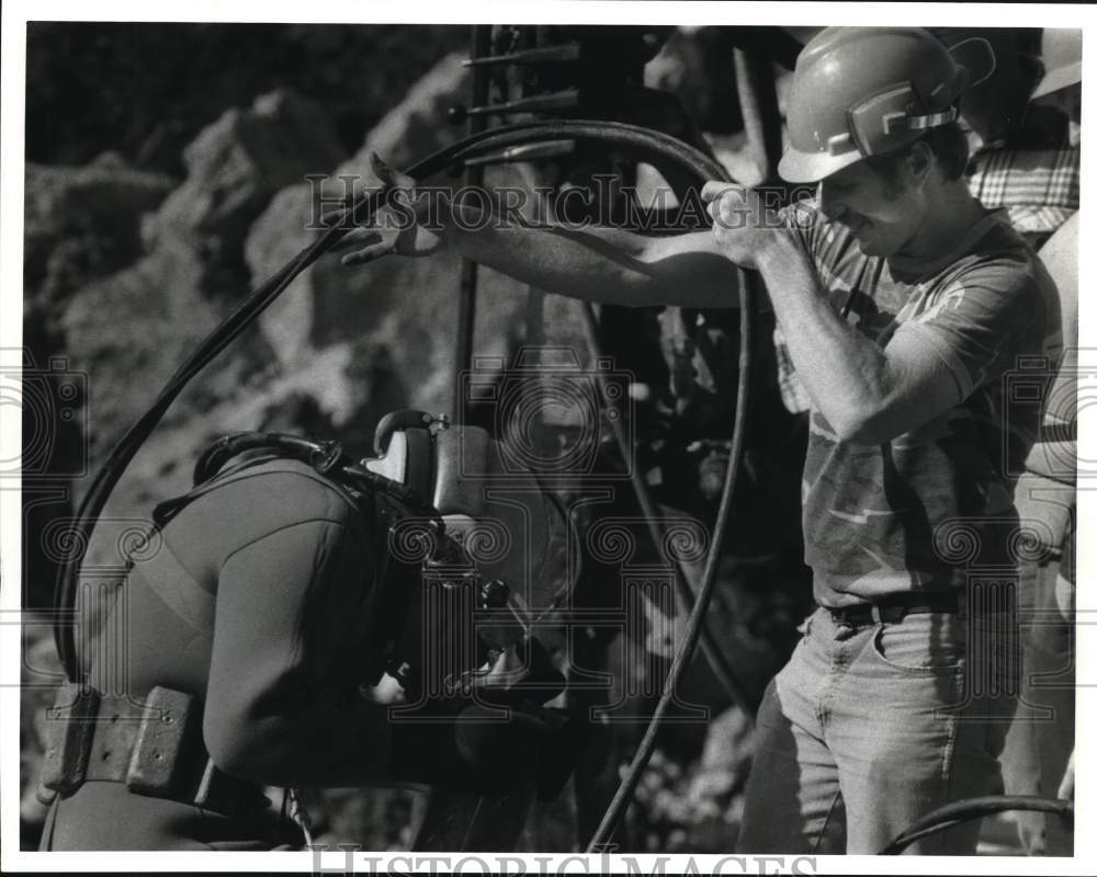 1984 Press Photo Don Konkol helps diver Kevin Lenygel in Oswego Canal in Phoenix- Historic Images