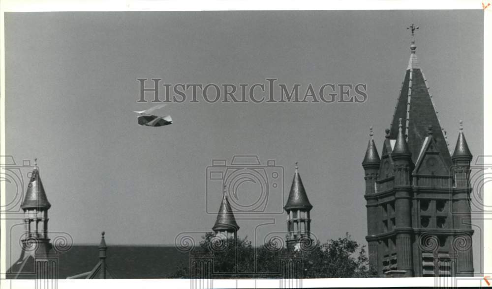 1991 Press Photo Kite Flying Over the Syracuse University Campus Quad