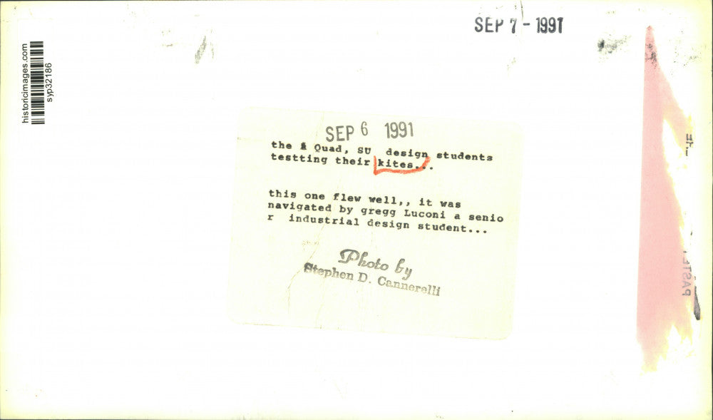 1991 Press Photo Kite Flying Over the Syracuse University Campus Quad