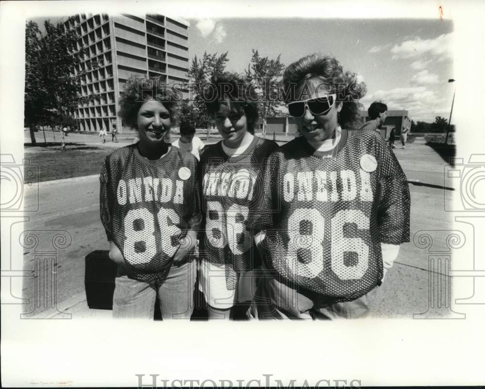 1986 Press Photo Syracuse University New York, Oswego Students, Oneida Jerseys