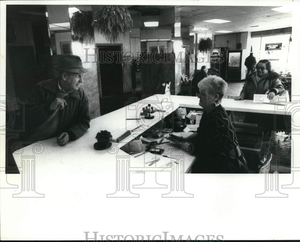 1987 Press Photo Harry &quot;The Hat&quot; Anast with Carol Ryan at The Dome Hotel Lobby- Historic Images