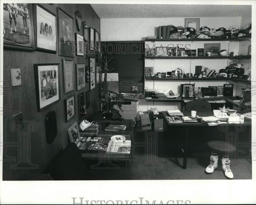 1987 Press Photo Dick MacPherson's Office in Manley Field House- Historic Images