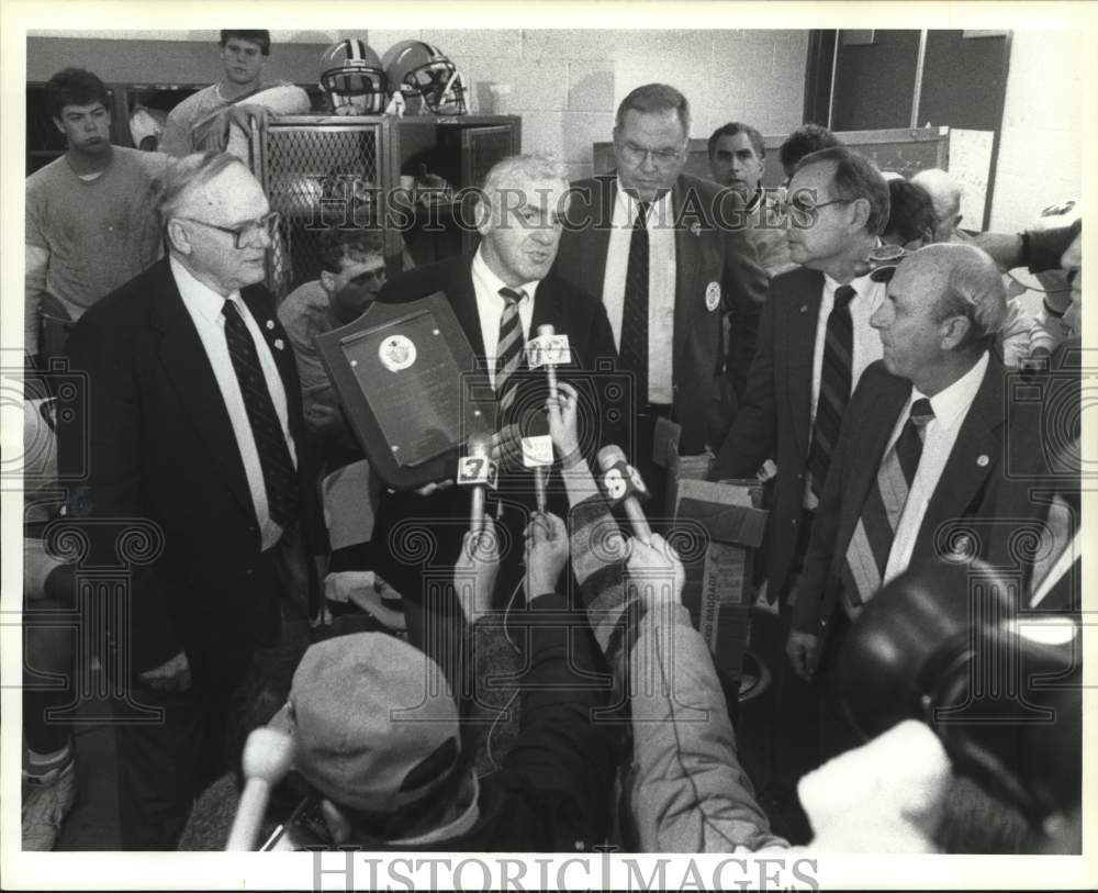 1988 Press Photo Melvin Eggars and Dick MacPherson speak of Hall of Fame Bowl- Historic Images