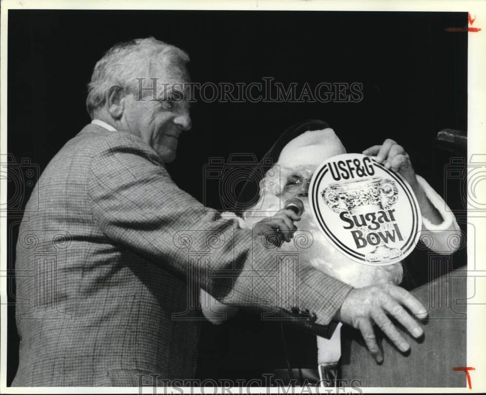 1987 Press Photo Dick MacPherson at Sugar Bowl Football Pep Rally- Historic Images