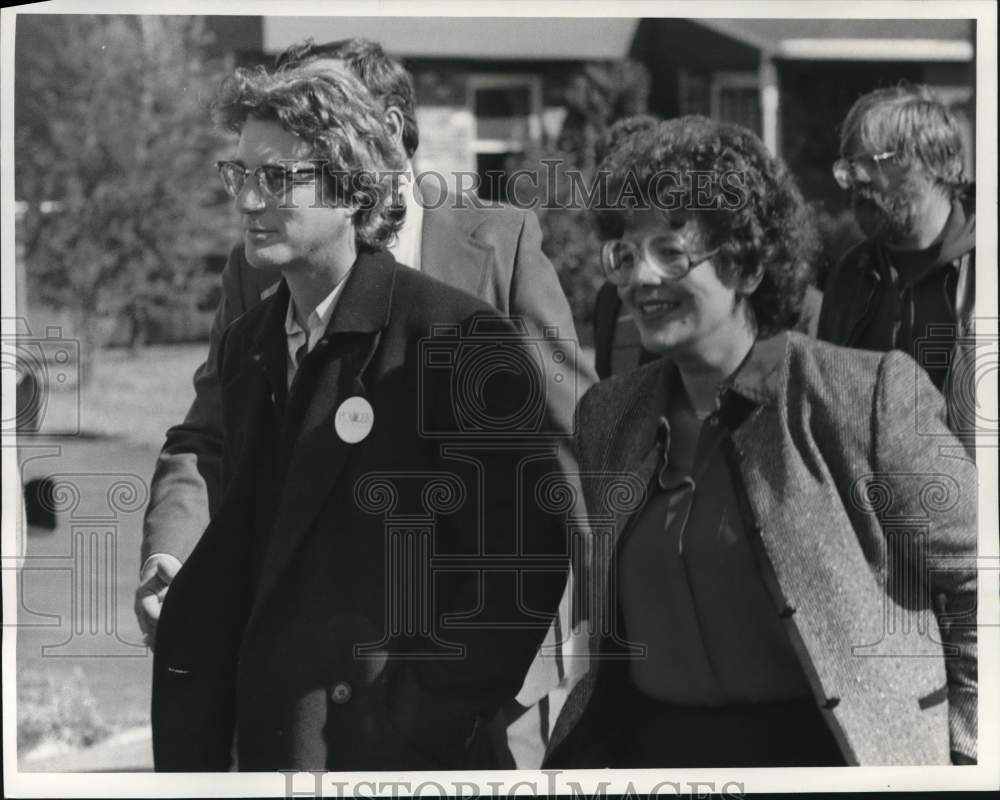 Press Photo Rosemary Pooler, Actor Richard Gere Campaign, Fortuna Parkway, Clay- Historic Images