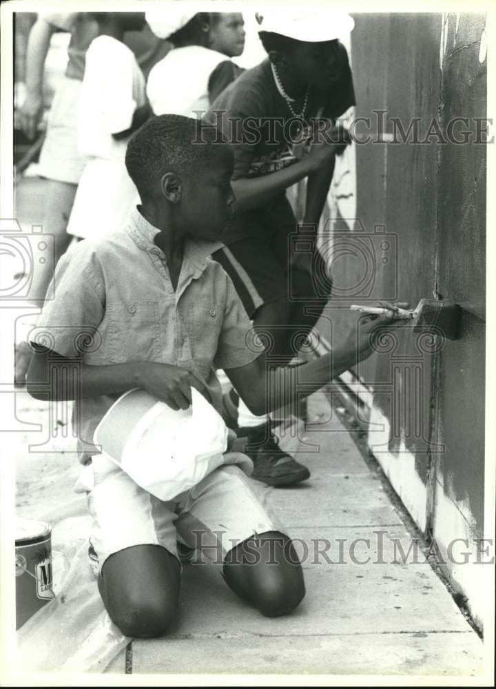 1988 Press Photo Robert Adams Helps Paint Mural on Larned Building in Syracsuse