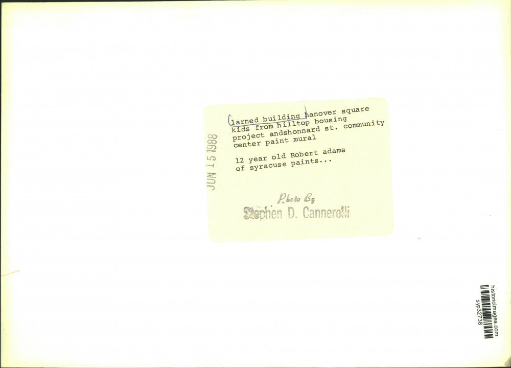 1988 Press Photo Robert Adams Helps Paint Mural on Larned Building in Syracsuse