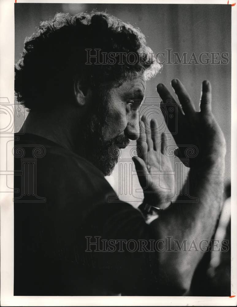 1983 Press Photo Abbie Hoffman Speaking at LeMoyne College - syp32809