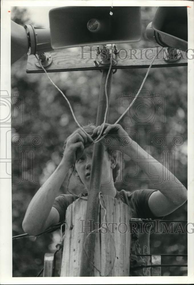 1987 Press Photo John Meredith Checks Sound System Wiring at Onondaga Lake Park- Historic Images