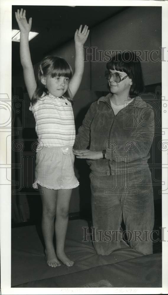 1985 Press Photo Jennifer Chopki and Arlene Parry at Gymnastics School, New York- Historic Images