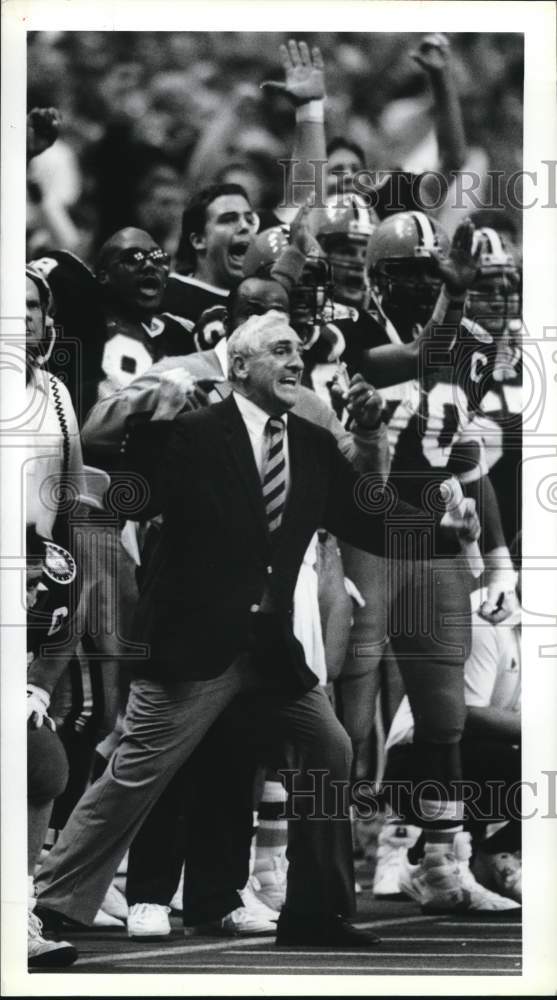 1989 Press Photo Football Coach Dick MacPherson celebrates at Carrier Dome- Historic Images