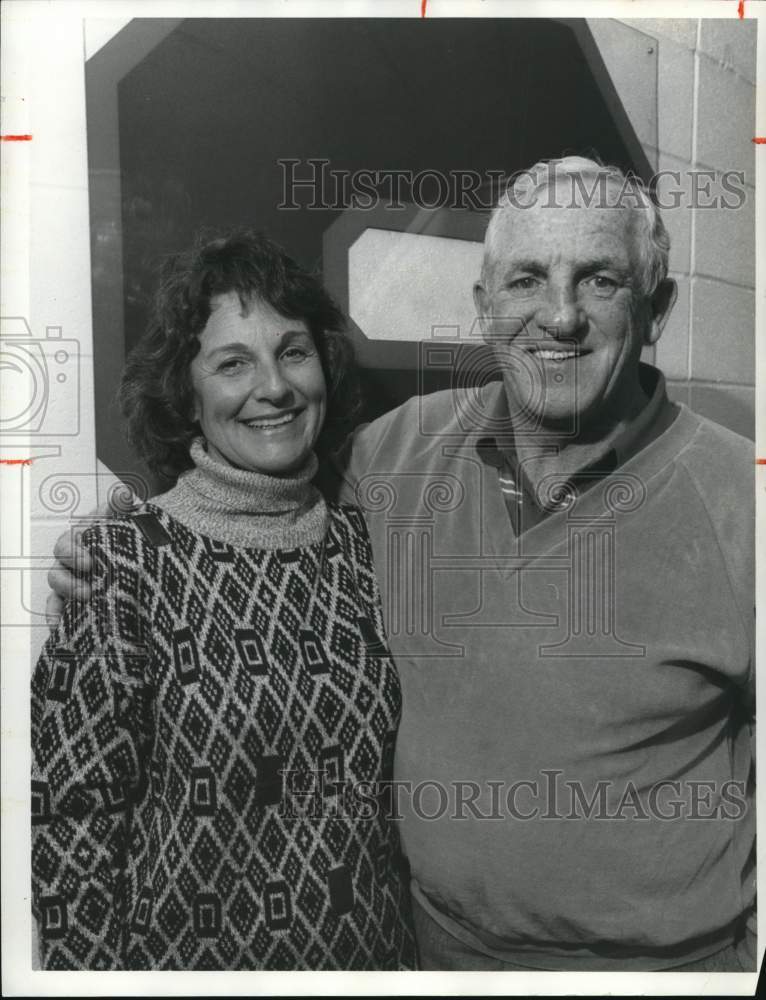 1987 Press Photo Sandra and Syracuse University Football Dick MacPherson- Historic Images