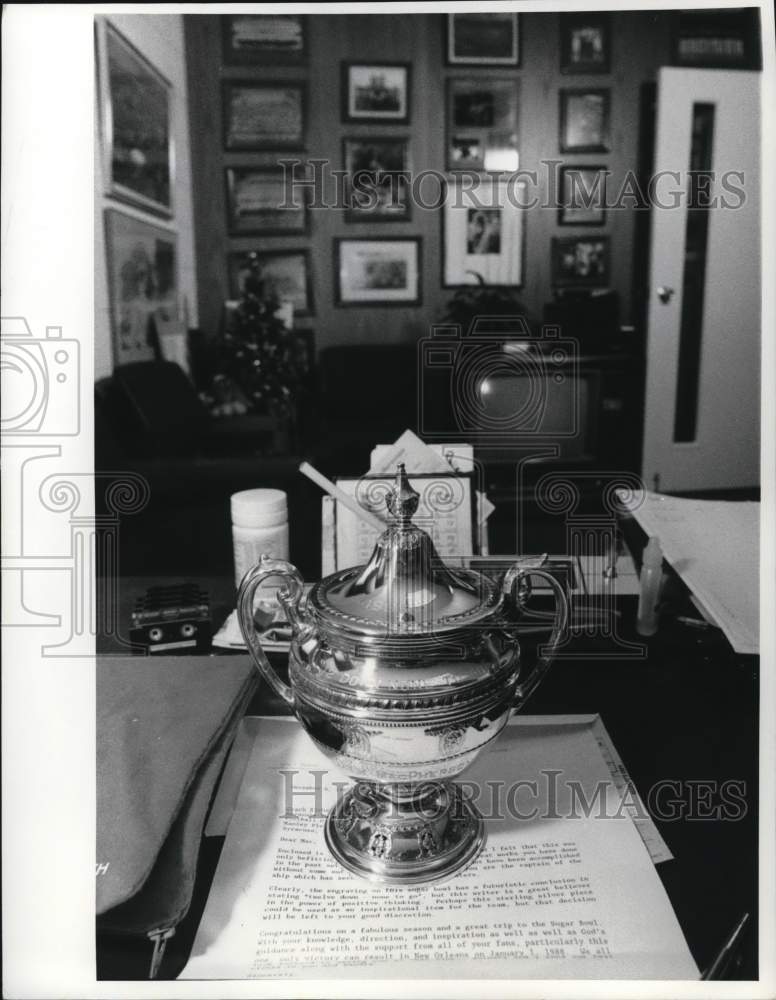 1987 Press Photo Coach Dick MacPherson's Office, Sugar Bowl a Fan sent him- Historic Images