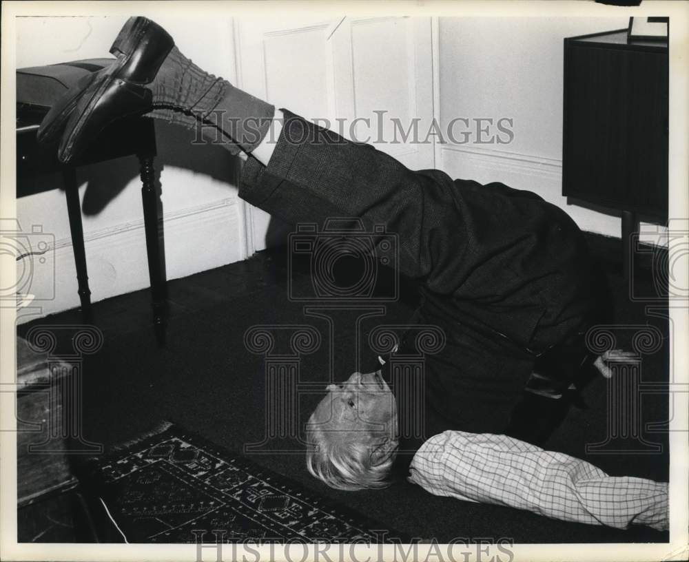 Press Photo Ben Travers doing exercise on the floor. - syp33139- Historic Images