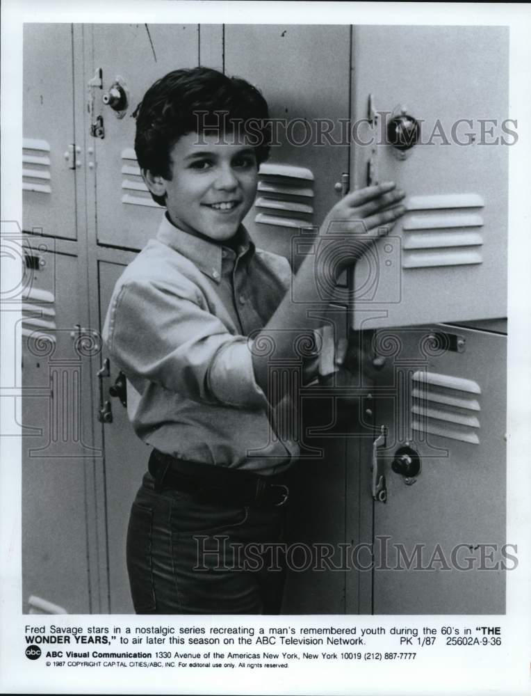 1987 Press Photo Actor Fred Savage at Lockers in &quot;The Wonder Years&quot; Scene
