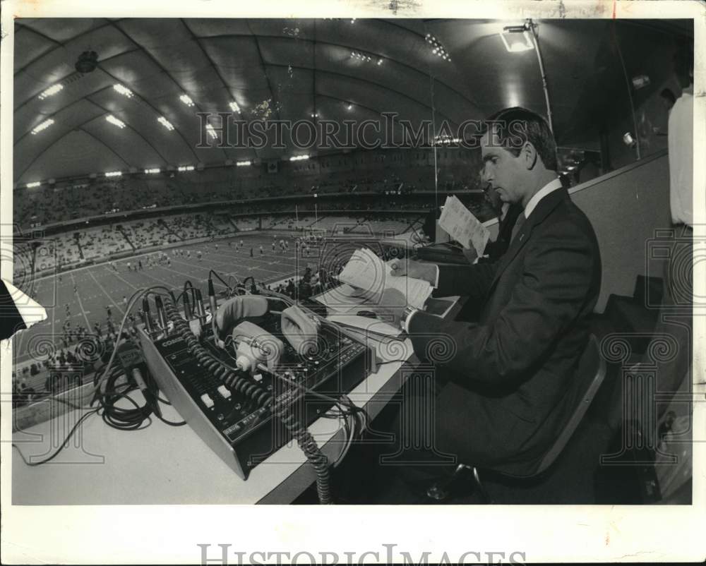 1987 Press Photo Doug Logan in Announcers Box at Indoor Football Game- Historic Images