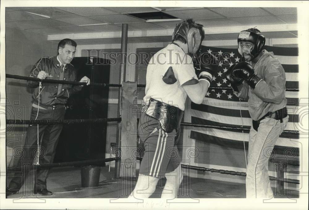 1985 Press Photo Trainer Ray Rinaldi instructs Matt Farrago and James Jackson- Historic Images