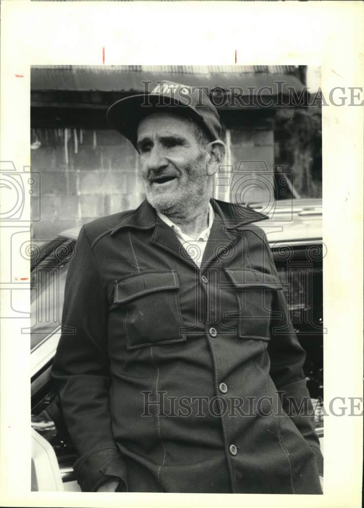 1992 Press Photo Delbert Ward Standing at Car - syp36727- Historic Images