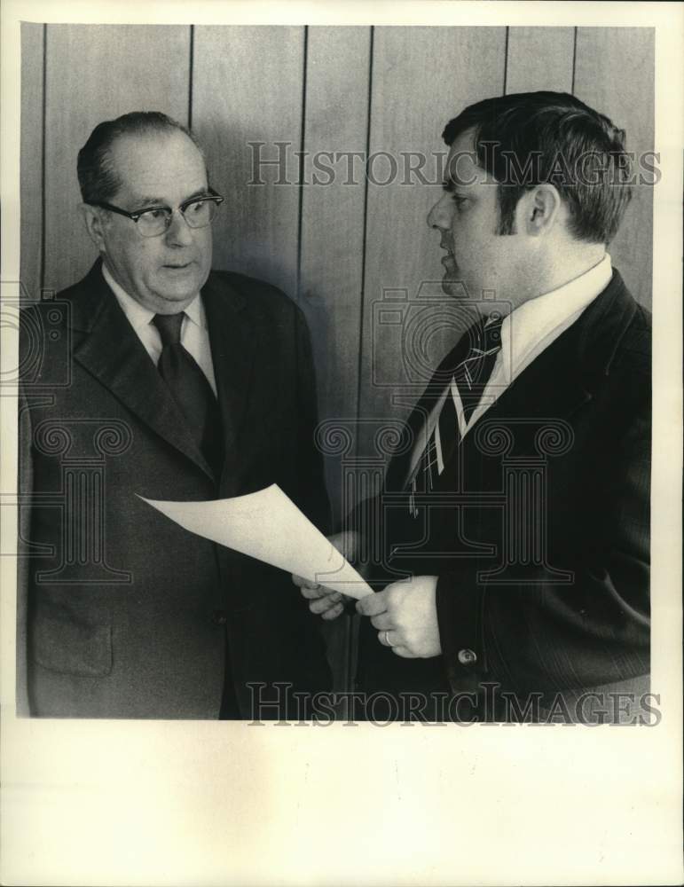 1977 Press Photo Senator Martin Auer of Syracuse with Philip Anderson- Historic Images