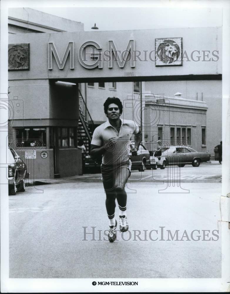 Press Photo Erik Estrada Running at MGM Studio - syp44275- Historic Images
