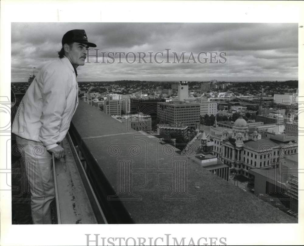 1990 Press Photo High Wire Artist Achmed Abakharov on MONY Tower Rooftop- Historic Images